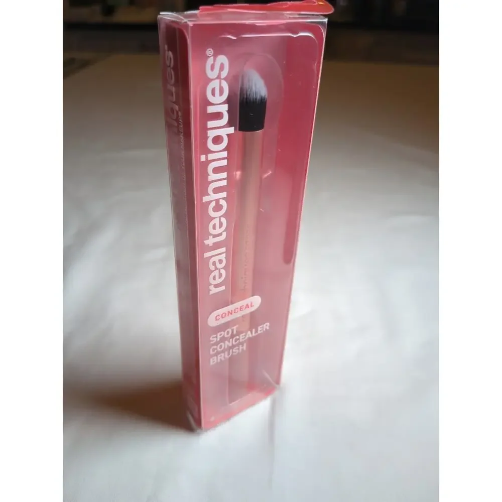Real Techniques Spot Concealer Brush, Conceal Makeup Formulas Liquid & Cream New